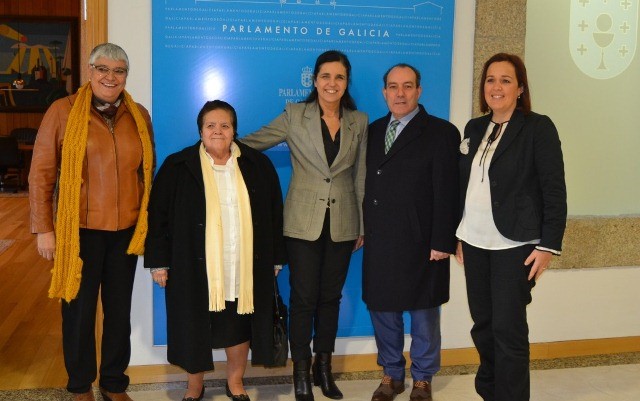 O Concello de Camariñas entrega unha mantelería de encaixe ao Parlamento de Galicia